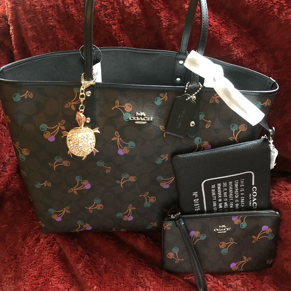 🆕NWT,Coach Cherry Pattern Reversible Tote Set.